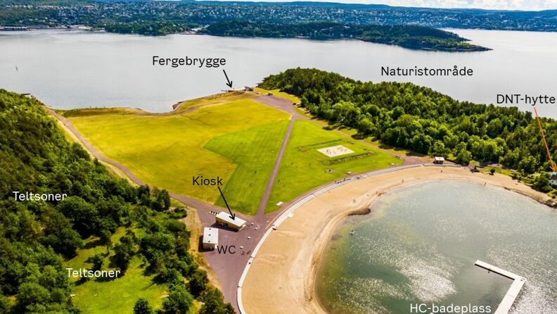 Bildet over langøyene. Til venstre er det skogsområder med teltsoner. Direkte bak sandstranden nær teltsonene finner du kiosk og WC. På nordsiden av stranden er det HC-badeplass. På sørsiden er DNT-hytte nær stranden. Lenger sør og tilbake mot fergebryggen er det Naturistområde. 