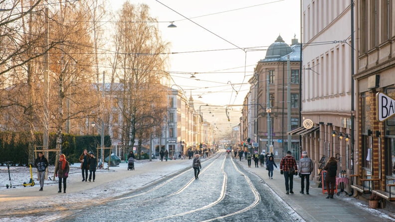 Mennesker og trikkeskinner nedover Thorvald Meyers gate ved siden av Birkelunden.