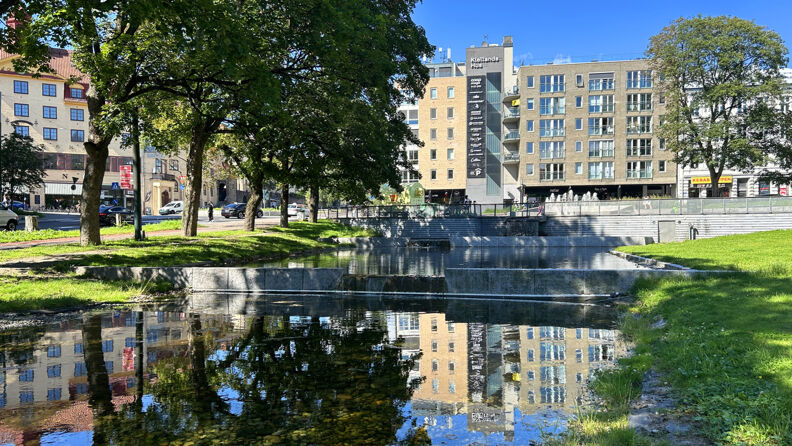 Små fosser og vannspeil på Alexander Kiellands plass.