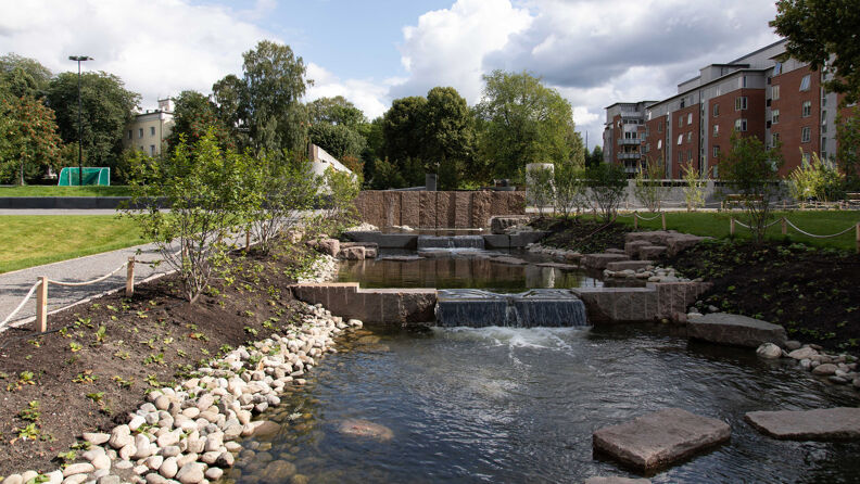 Steiner, vann og gangvei i Klosterenga park.