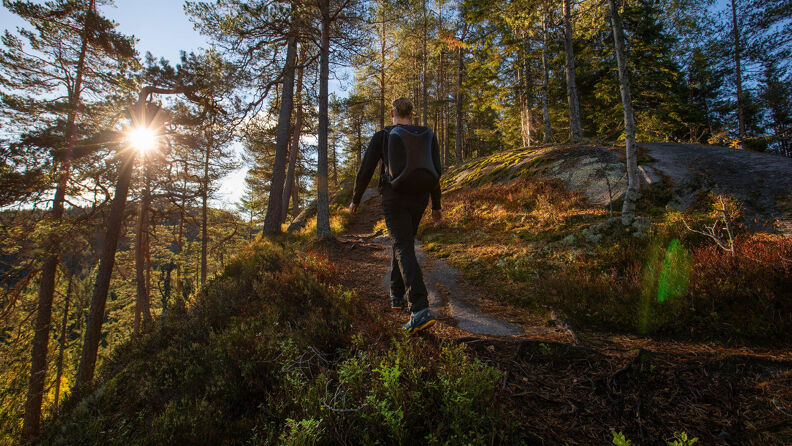 En mann er på vei oppover stien på vei mot utsiktspunktet på Barlindåsen.