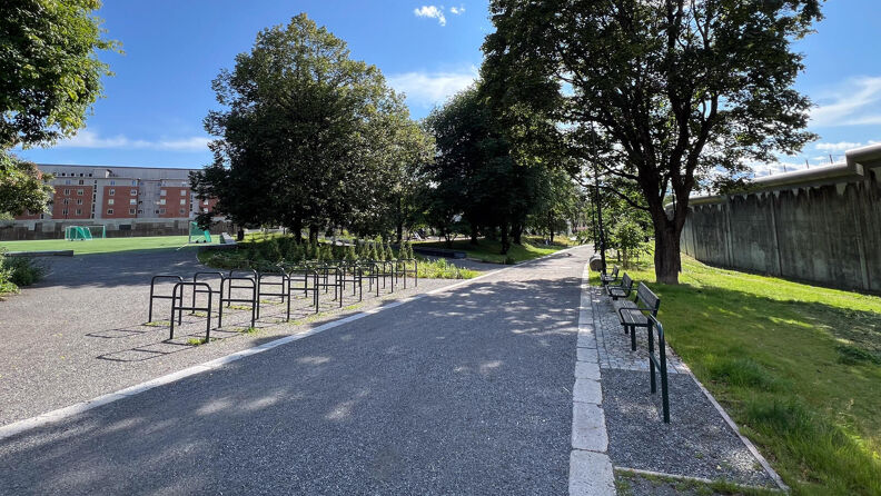 Sykkelstativer, benker og gangvei i Klosterenga park