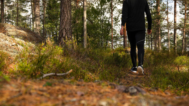 En mann går tur på stien mot St. Hansåsen i Østmarka.