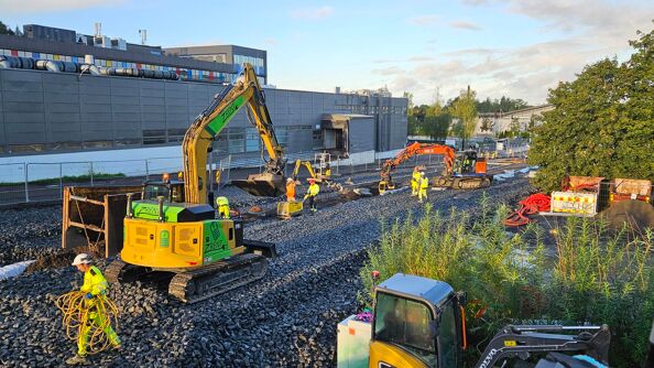 September 2024: De dype grøftene er ferdige og elektriske gravemaskiner arbeider videre med veioverbygningen.