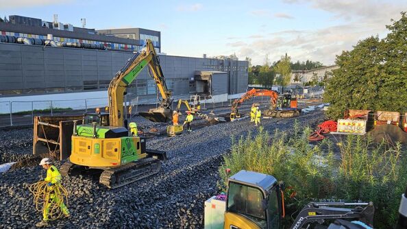 September 2024: De dype grøftene er ferdige og elektriske gravemaskiner arbeider videre med veioverbygningen.