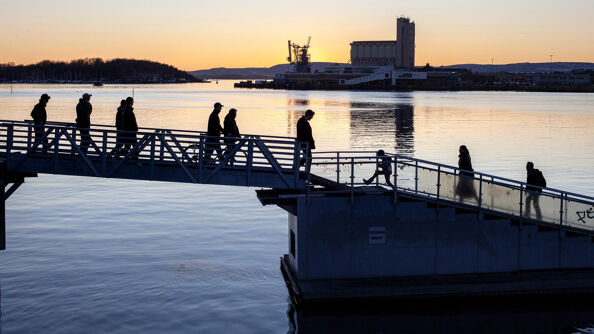 Innbyggere rusler over flytebru i Bjørvika