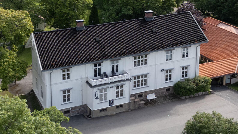 Stort hvitt hus i en hage
