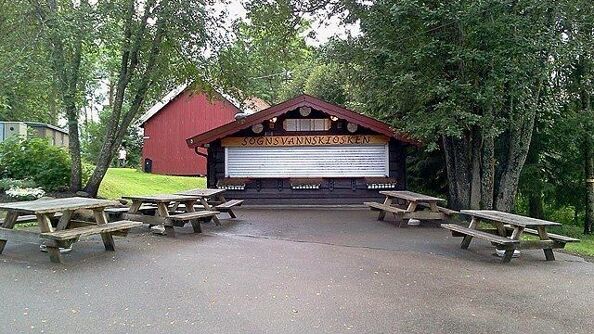 Sognsvannkiosken, en liten, sjarmerende kiosk omgitt av frodig natur ved Sognsvann