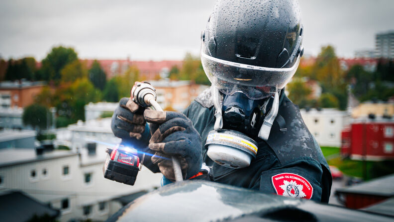 Feier som renser et ildsted med bruk av drill og kost