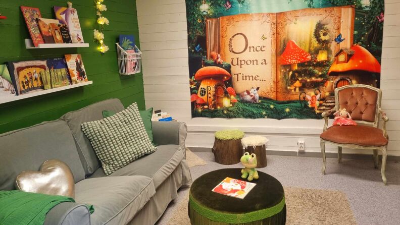 Bilde av grønt rom med sofa