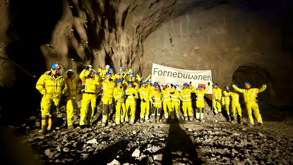 Fornebubanens ledelse og medarbeidere feirer milepælen på røysa ved gjennomslaget