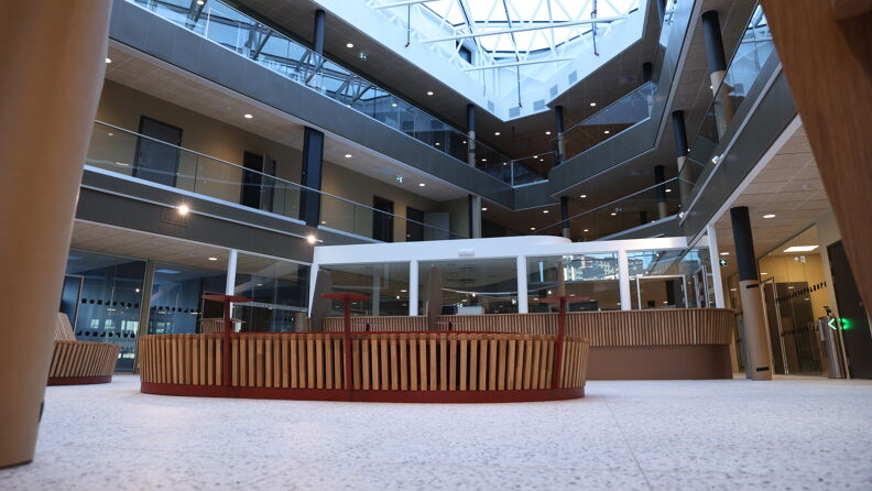 Forsiden av resepsjonen tilhørende innbyggertorget i det nye bydelshuset på Kakkelovnskroken 3.