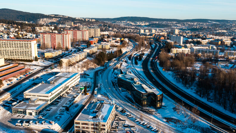 Dronefoto tatt over Rødtvet, viser Grorud bydelshus på Rødtvet.