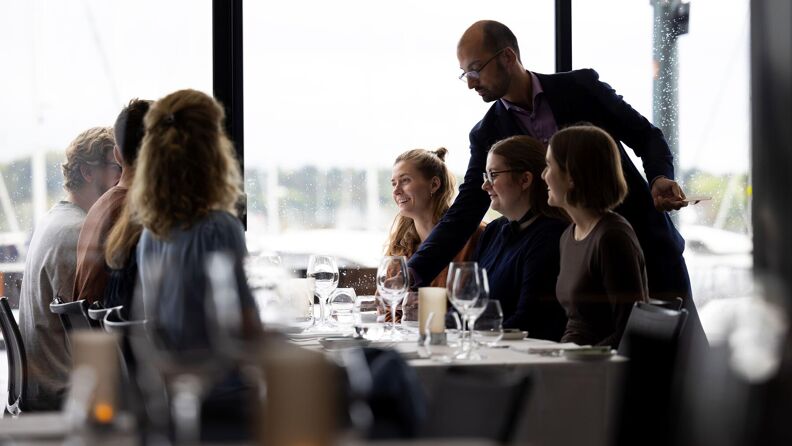 Servering av gjester på restaurant