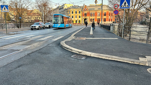 Bredere fortau på Nybrua