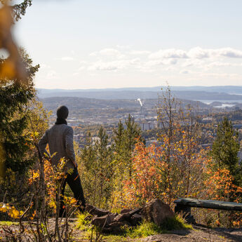 En mann ser på utsikten fra Røverkollen i Lillomarka.