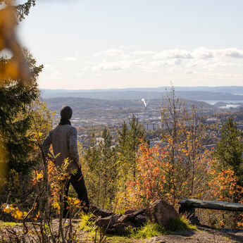 En mann ser på utsikten fra Røverkollen i Lillomarka.