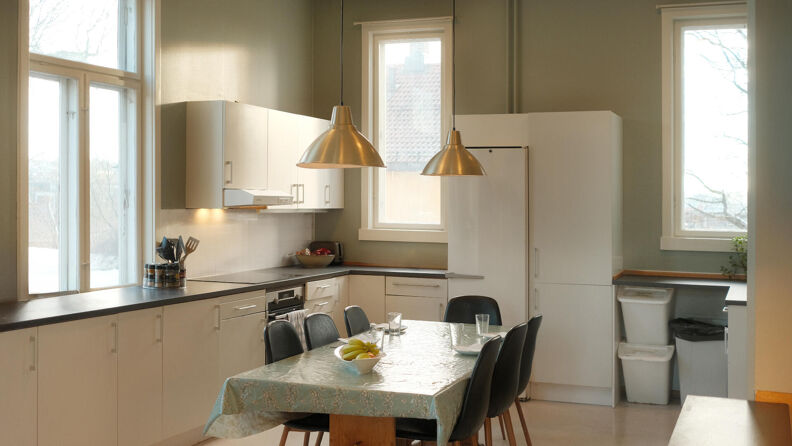 Lyst kjøkken med spisebord