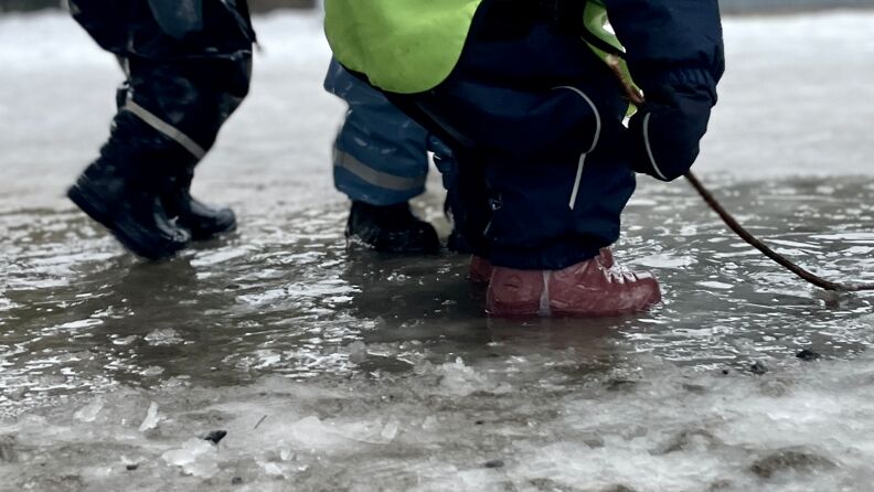 Barn som leker på vinterføre 