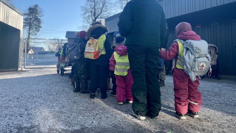 Lang rekke med barn som har stilt seg opp for å dra på tur 
