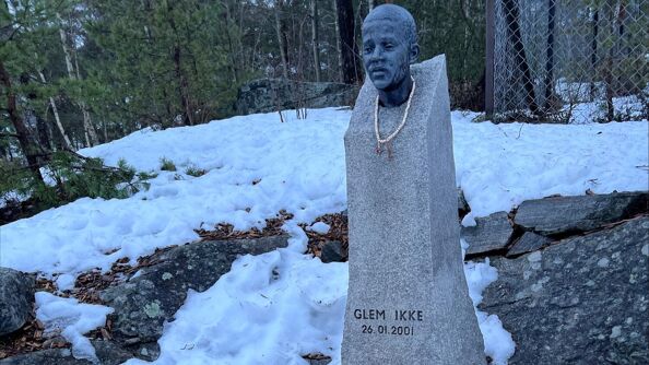 Bilde av Benjamin Hermansens byste med påskriften &quot;Glem ikke 26 01 2001&quot;