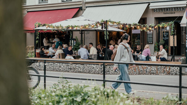 Uteservering og byliv i Søndre gate i Bylivsgata Nedre Grünerløkka