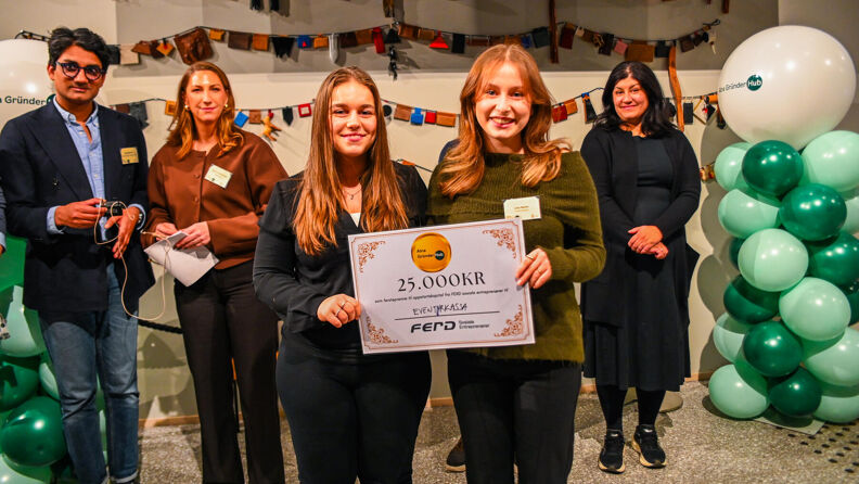 2 jenter som vant konkurransen med diplom