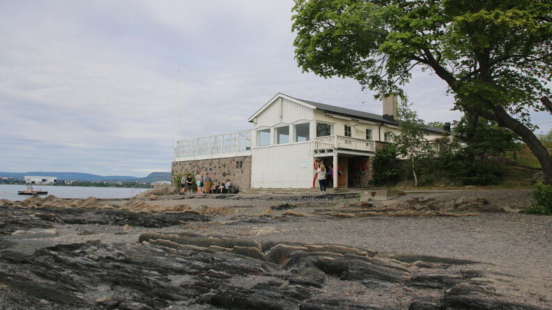 Bilde langs skysten for siden av bygget til Hukodden strandrestaurant.