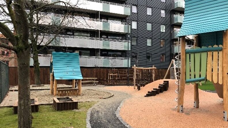 Bilde av en lekeplass ved en barnehage 