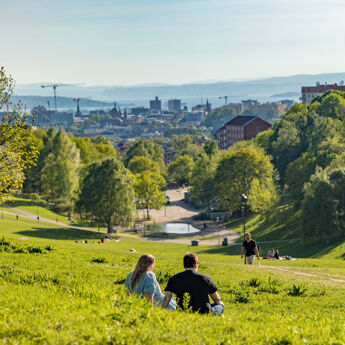 Bilde: Olav Helland / Oslo kommune Folk som nyter en sommerdag i Torshovdalen