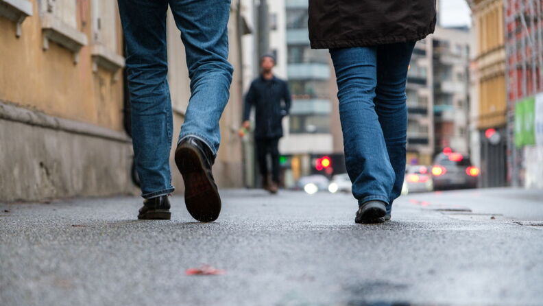 Bilde av beina til to personer som går gatelangs i Oslo