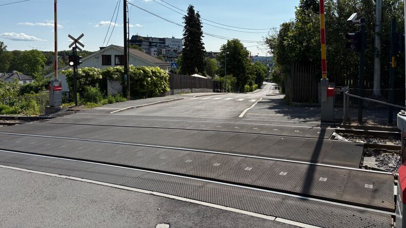 Harbitzalléen, hvor skinneganger krysser veien.
