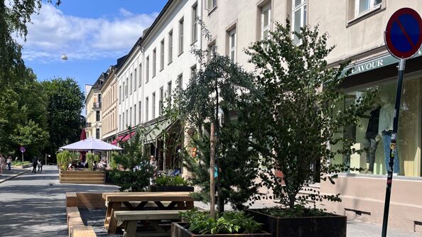 Uteserveringene har fått like møbler i 2025