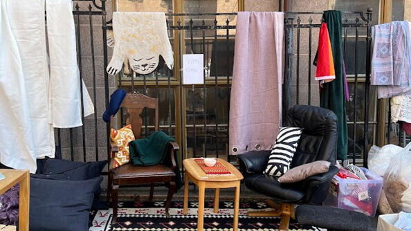 Møbler for salg på loppemarked