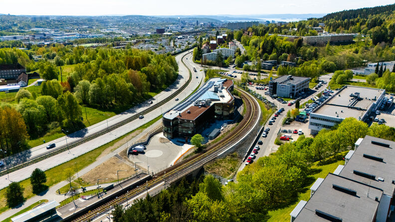 Dronefoto tatt over Rødtvet, viser Grorud bydelshus på Rødtvet.