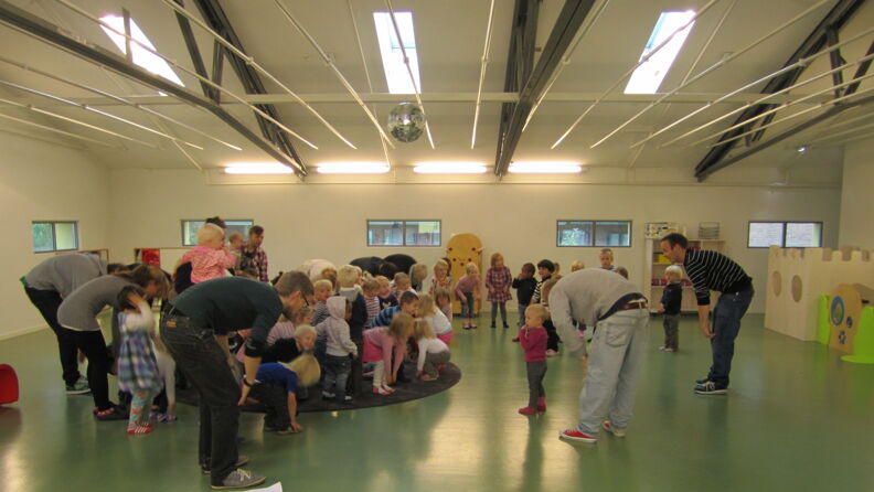 fellessamling med barn og ansatte i teatersalen