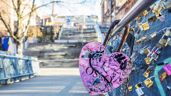 Nærbilde av hjertelås på bro ved Akerselva.