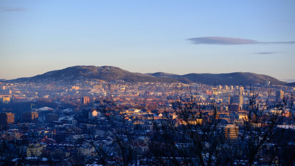 Utsikt utover oslo Ekebergåsen en vintermorgen.