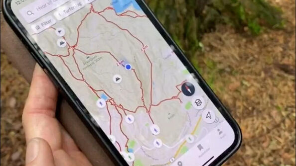 Hand holding a phone with the Ut.no app