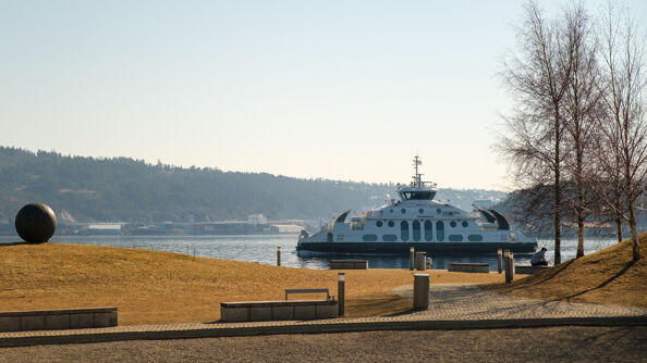 Ferjen MS «Dronningen» passerer Astrup Fearnley museet på Tjuvholmen