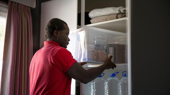 Mann oppbevarer ekstra vann, pledd og mat i klesskapet.