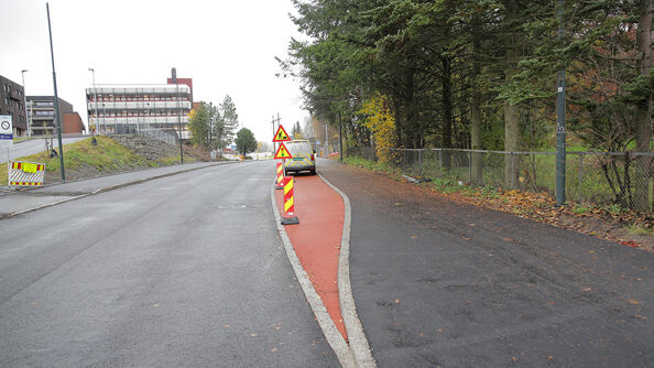 Bilde av den rød sykkelveien som starter omtrent ved avkjøring til Ulvenveien 125.