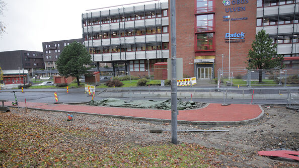 Rød sykkelvei som krysser Ulvenveien over til motsatt side av gata.