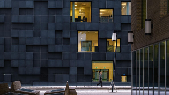 Person titter inn i kontor i DNB Vestbygget