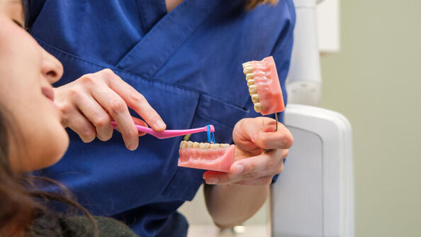 Tannpleier forklarer bruk av tanntråd