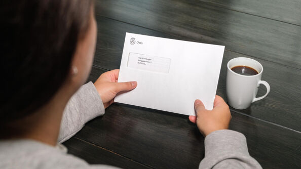 Innbygger leser brev fra kommunen