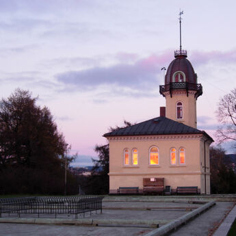 Tårnhuset på St. Hanshaugen i solnedgang foto