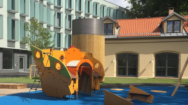 Uteområde med lekeapparat