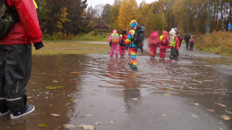 Barn på tur om høsten