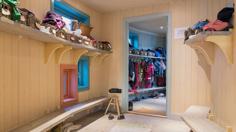 Garderobe med benker og hyller
